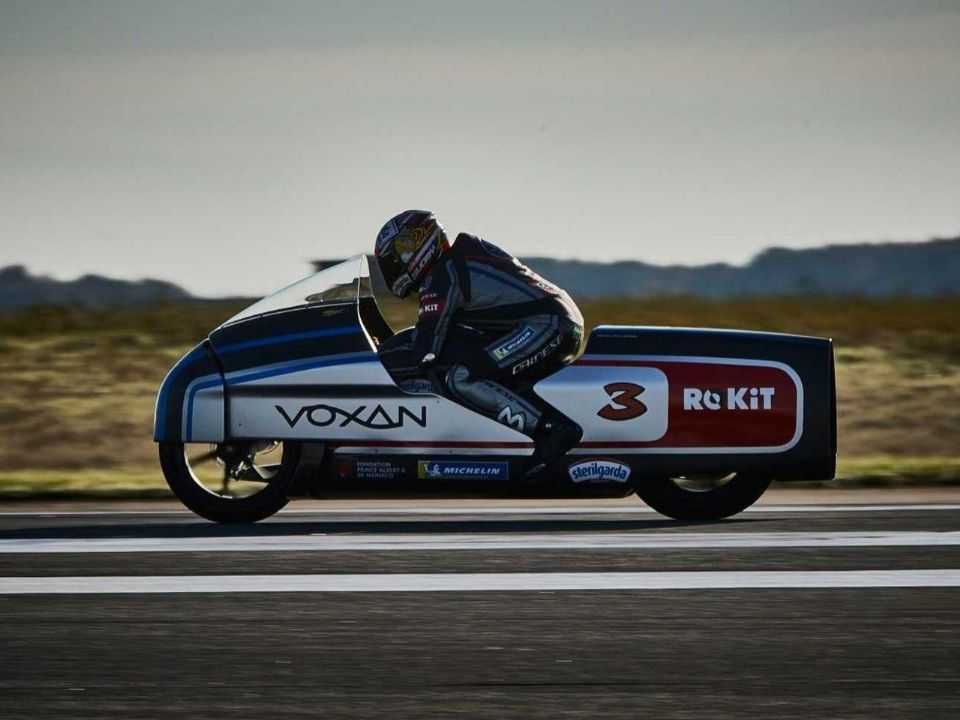 Max Biaggi bate recordes de motos eltricas com uma Voxan Wattman